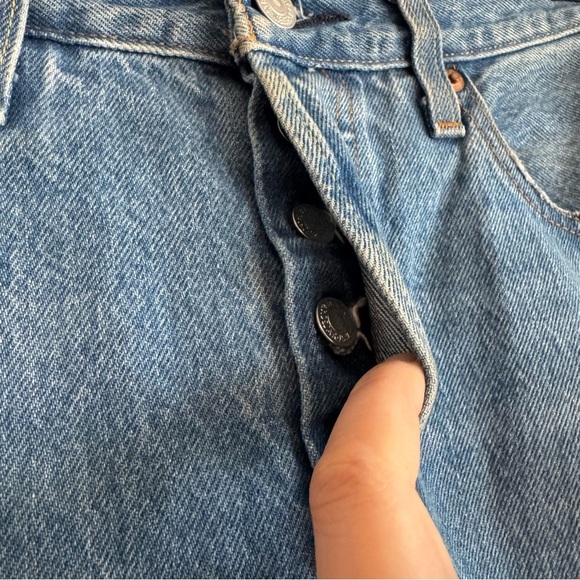 Levi's Women's 501 Original Fit Button Fly Classic Distressed Jeans 25 - Picture 5 of 10
